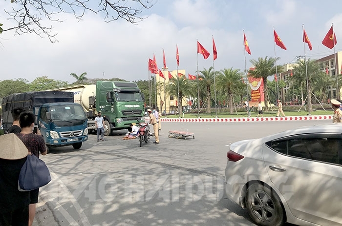 VIDEO: Va chạm với xe bồn tại vòng xuyến Tam Giang, một người tử vong